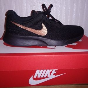 Womens nike tanjuns size 9